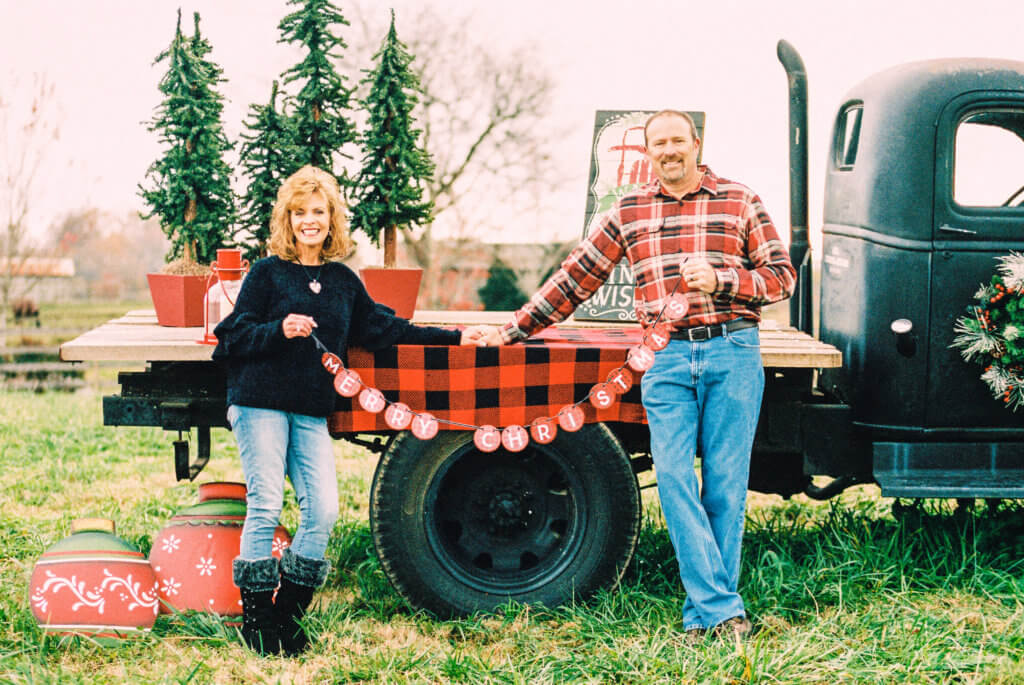 Family having a photo session at Hunter Valley Farm in Knoxville Tennessee