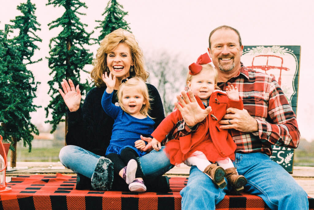 Family having a photo session at Hunter Valley Farm in Knoxville Tennessee