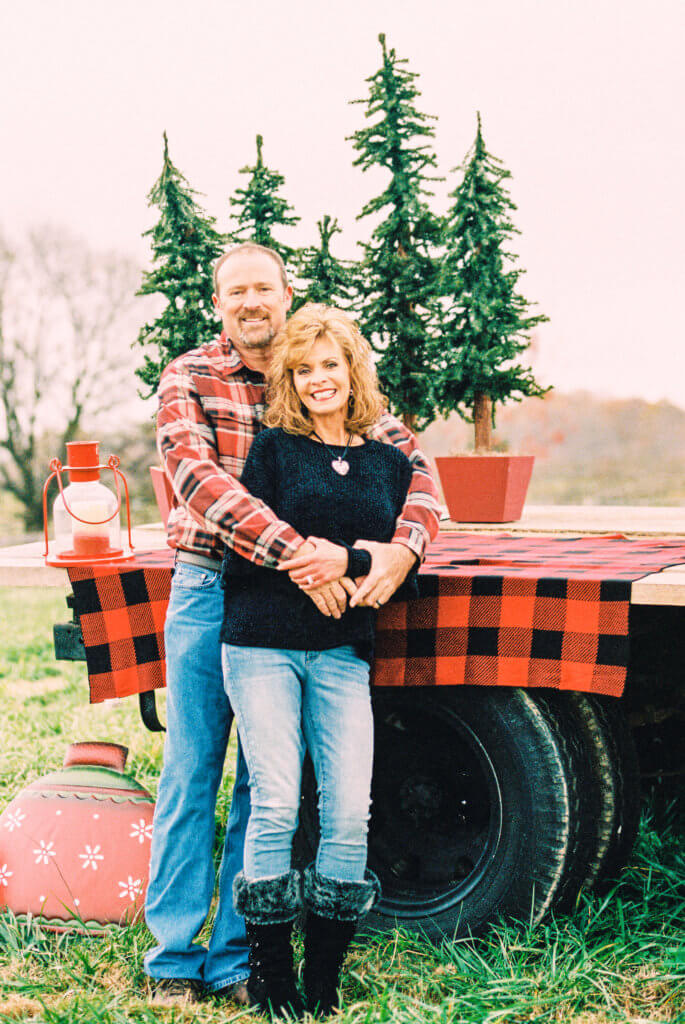 Family having a photo session at Hunter Valley Farm in Knoxville Tennessee