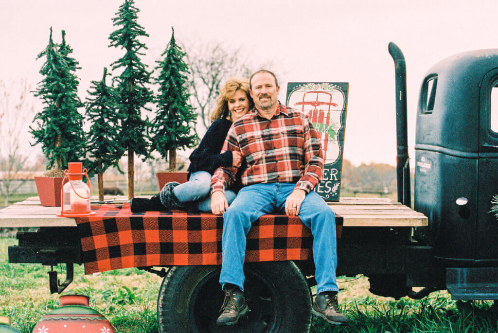 Family having a photo session at Hunter Valley Farm in Knoxville Tennessee