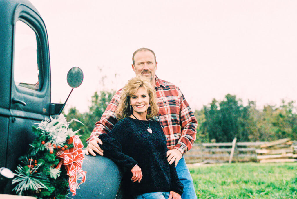 Family having a photo session at Hunter Valley Farm in Knoxville Tennessee